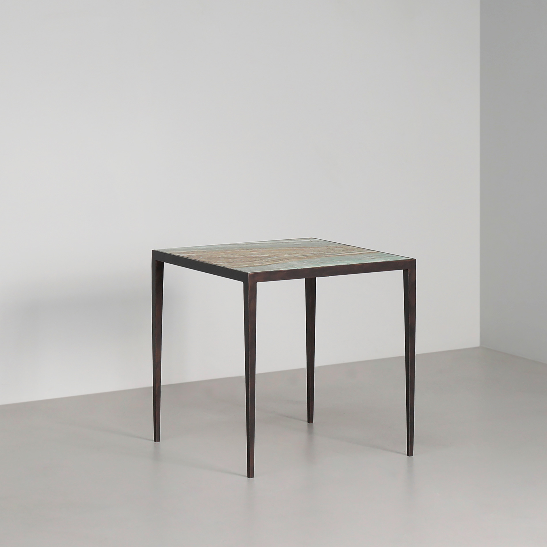 Antique Bronze finish base with Onice Smerelda marble top