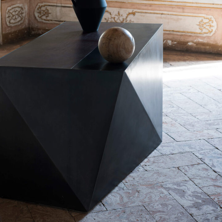 Patinated steel finish with Chestnut leather top