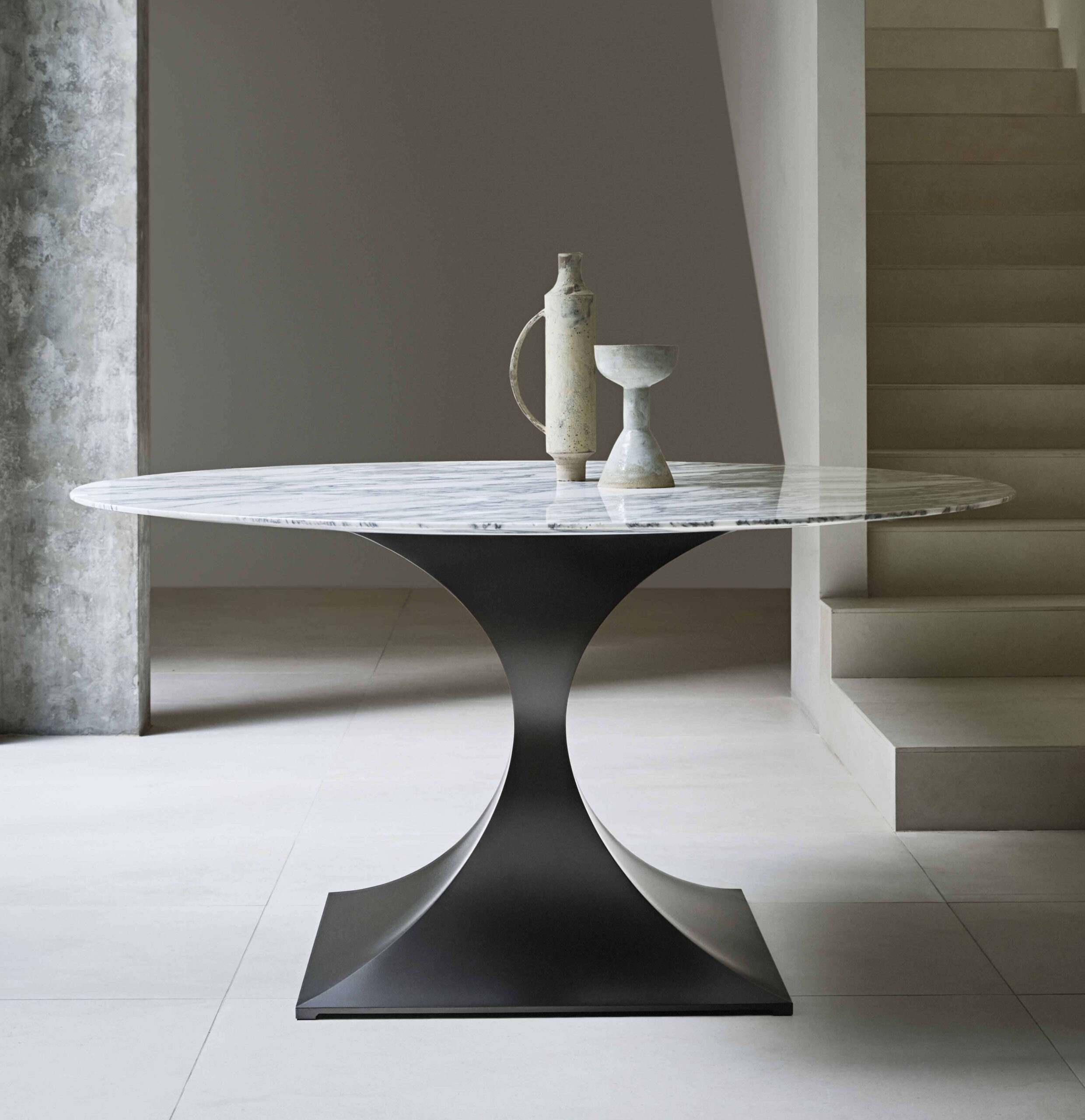 Capricorn Round Dining Table in Anthracite with an Arabescato marble top