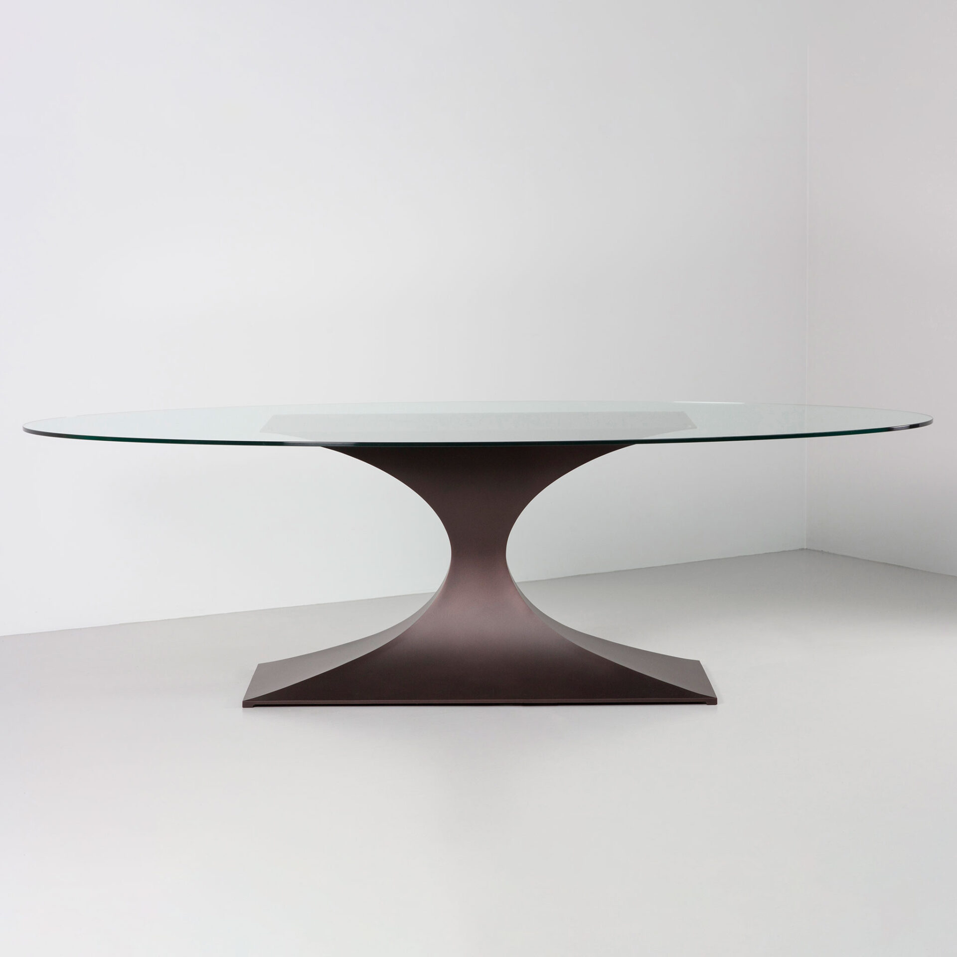 Capricorn-dining-oval-1jpg