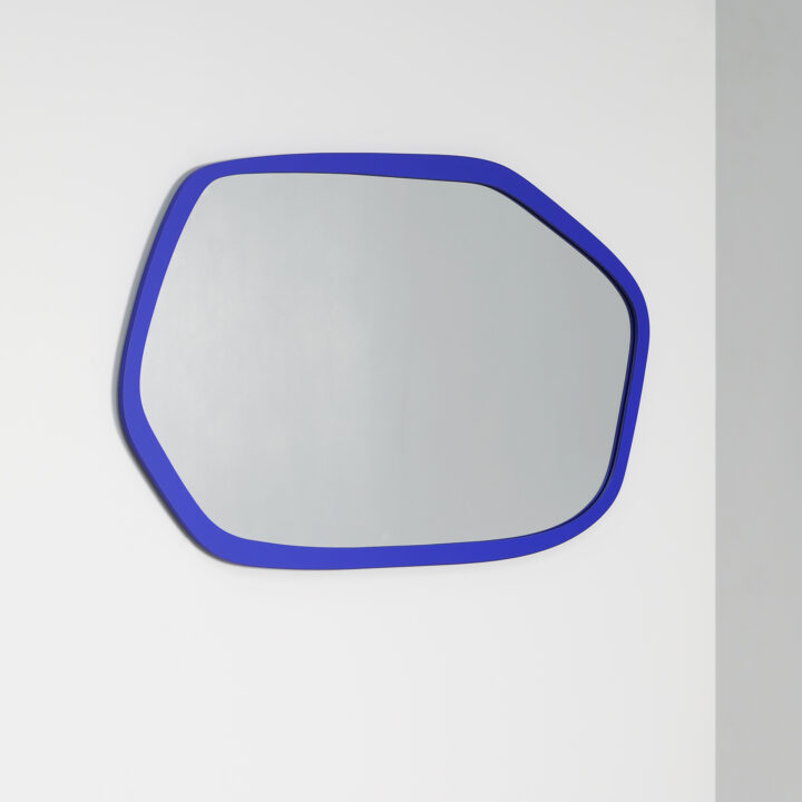 Finished in "Ultramarine BLue" with standard mirror