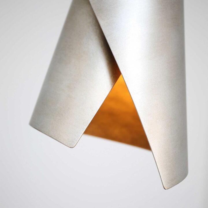 Externally finished in "Persian Silver" and "Florentine Gold" internally