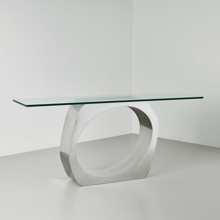 Made in stainless steel
with a satin polish, and a clear glass top