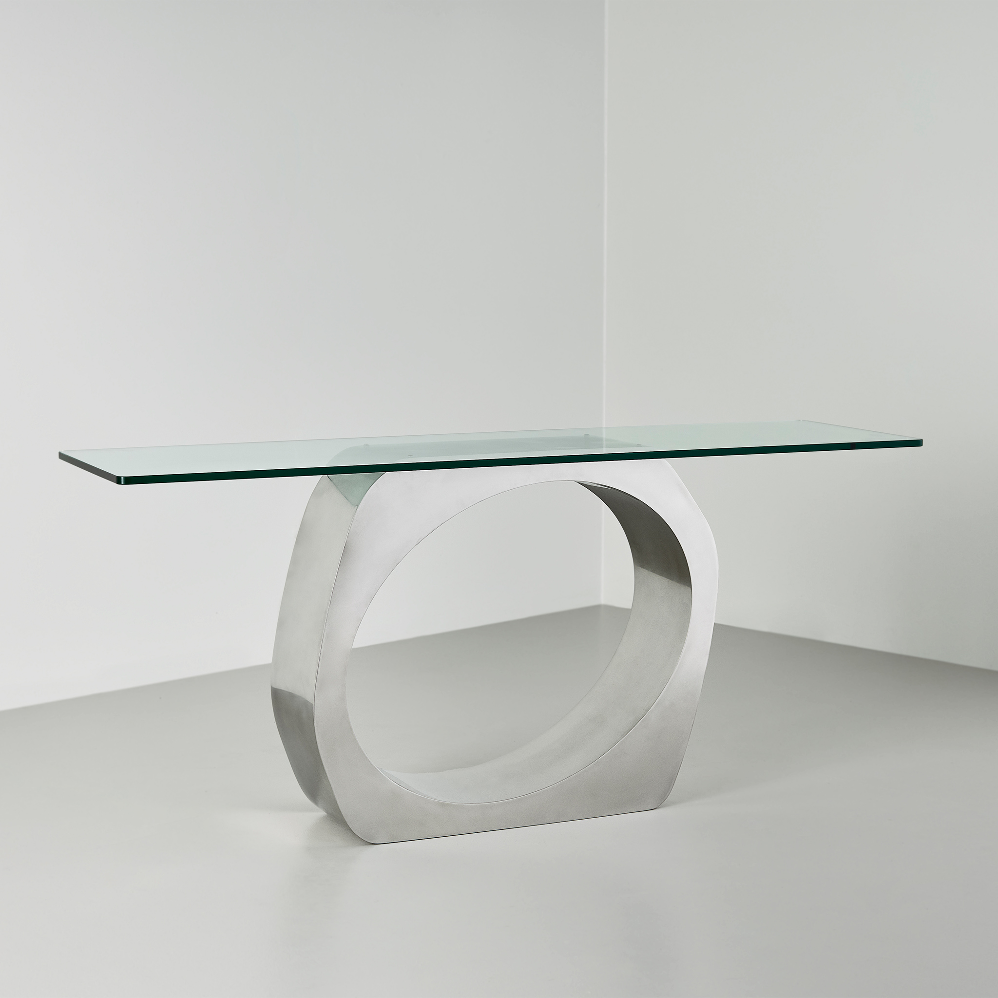 Made in stainless steel
with a satin polish, and a clear glass top