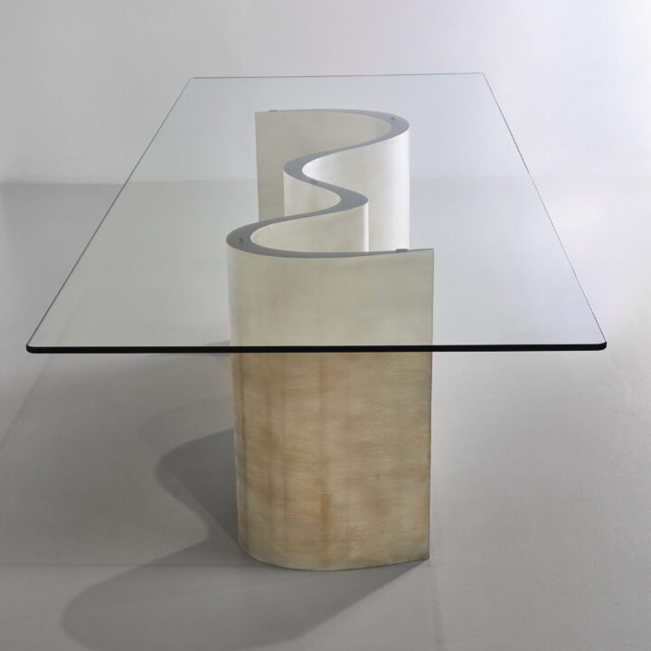 Finished in "Moon Silver" with a standard glass top